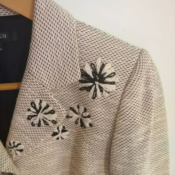 Tahari Tweed Blazer Pink & Black Woven Floral Blazer, Size - 4P - Picture 3 of 8